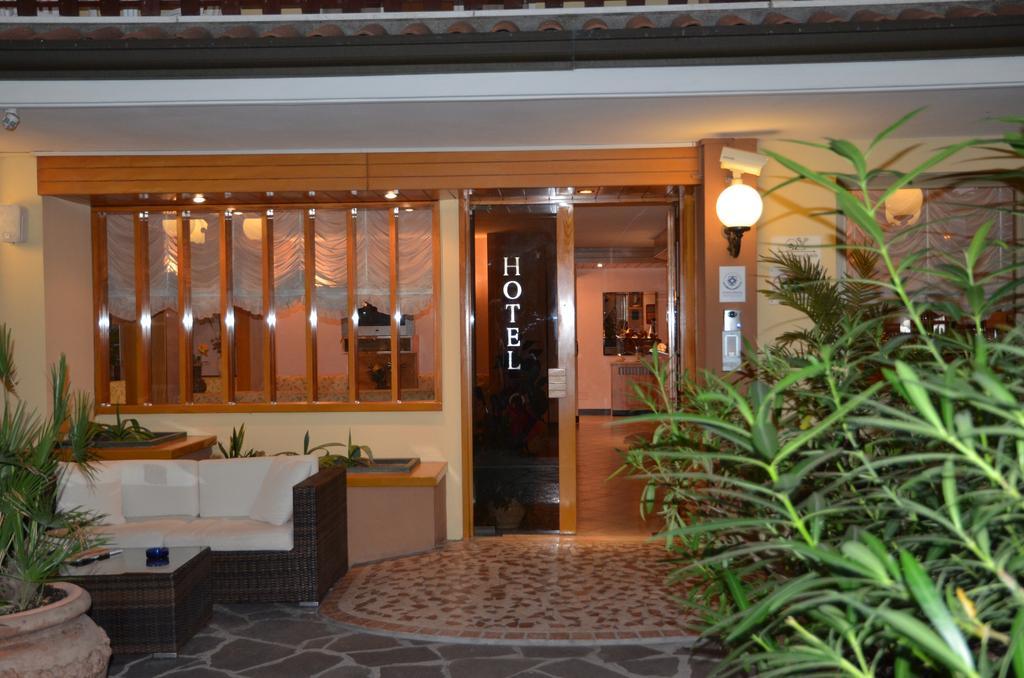 Hotel Monique Cervia Bagian luar foto