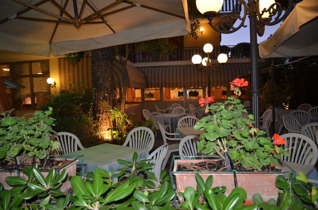 Hotel Monique Cervia Bagian luar foto