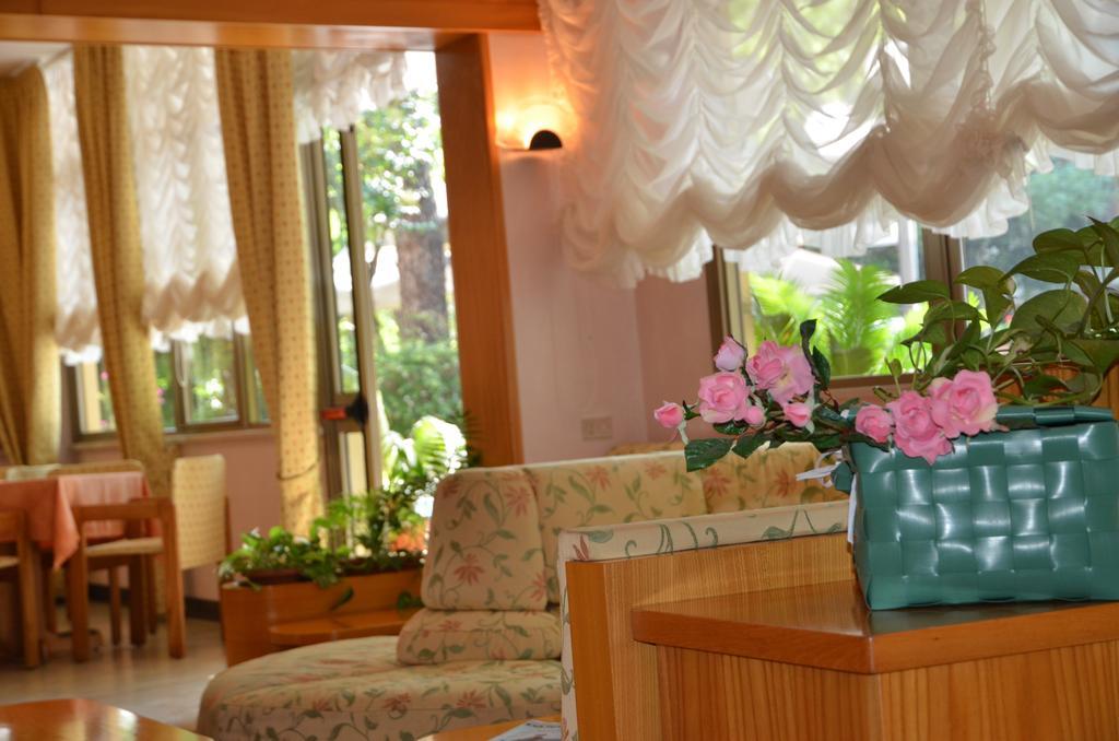 Hotel Monique Cervia Bagian luar foto