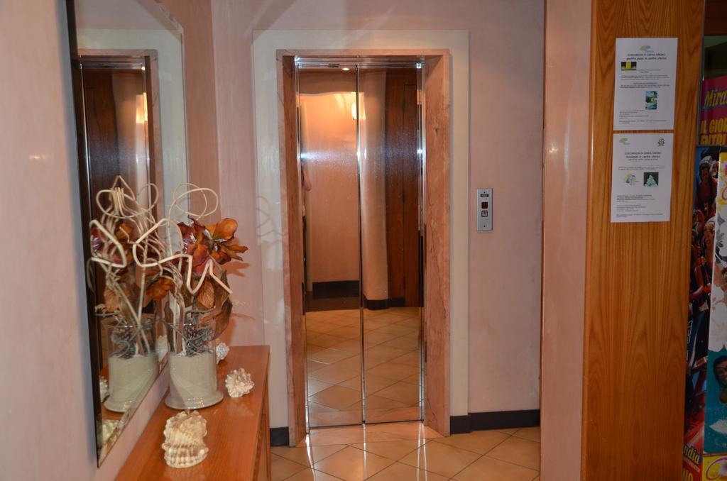 Hotel Monique Cervia Bagian luar foto