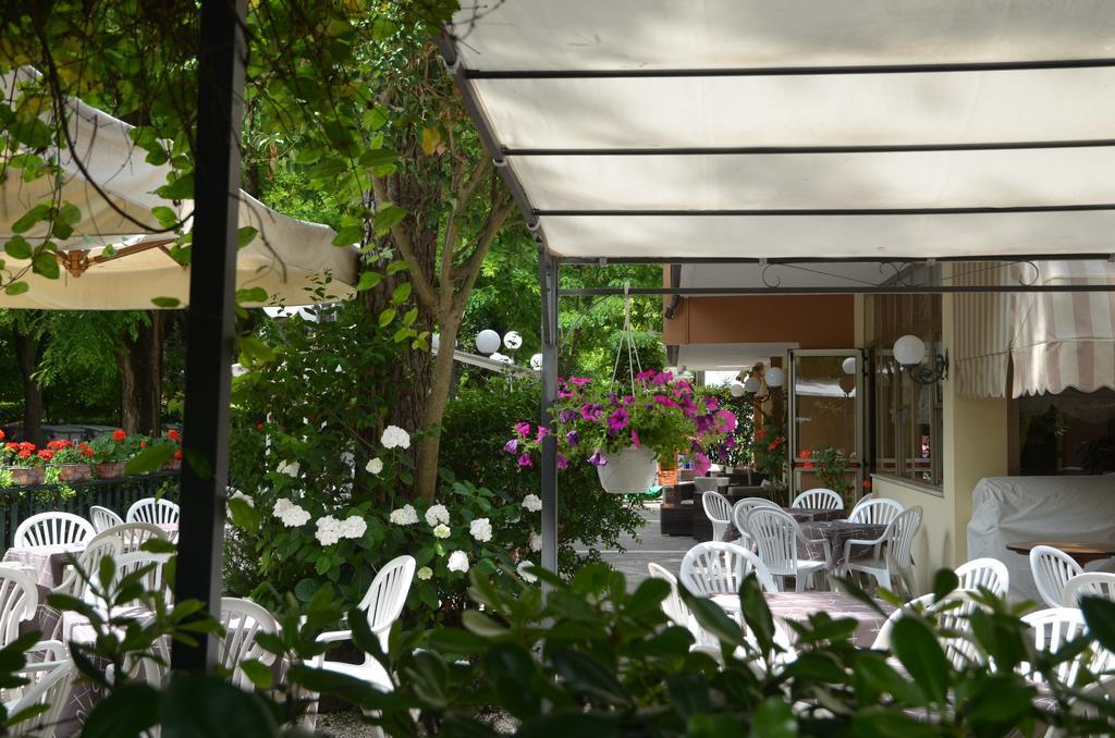 Hotel Monique Cervia Bagian luar foto