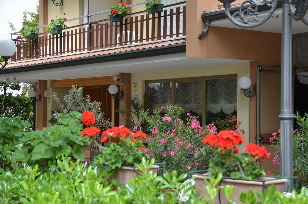 Hotel Monique Cervia Bagian luar foto
