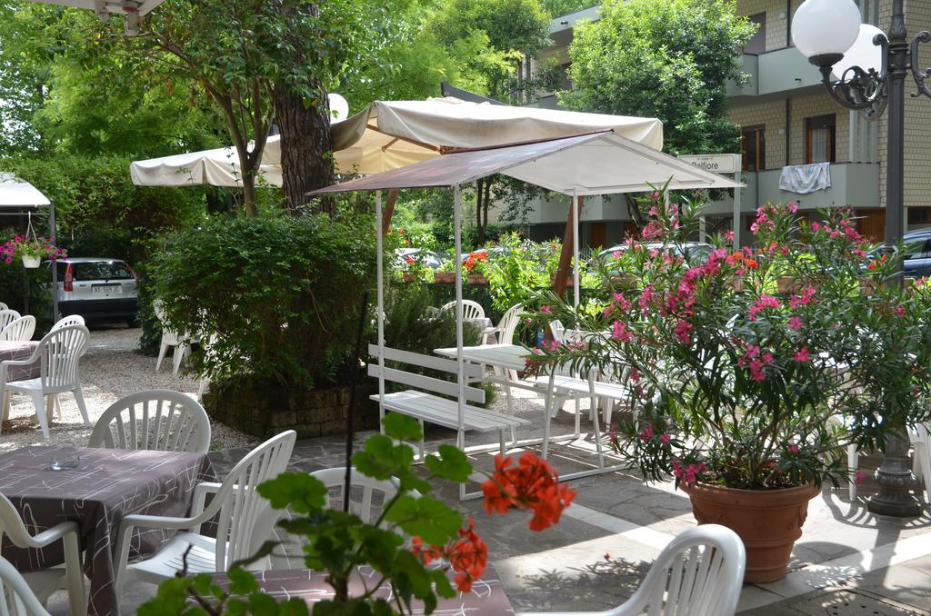 Hotel Monique Cervia Bagian luar foto