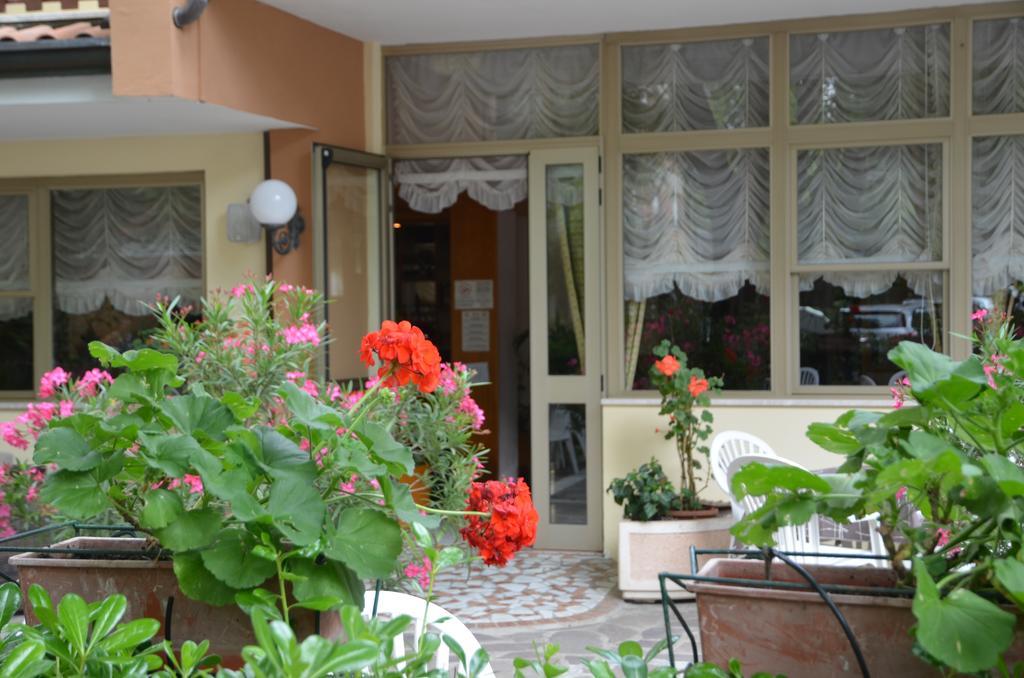 Hotel Monique Cervia Bagian luar foto