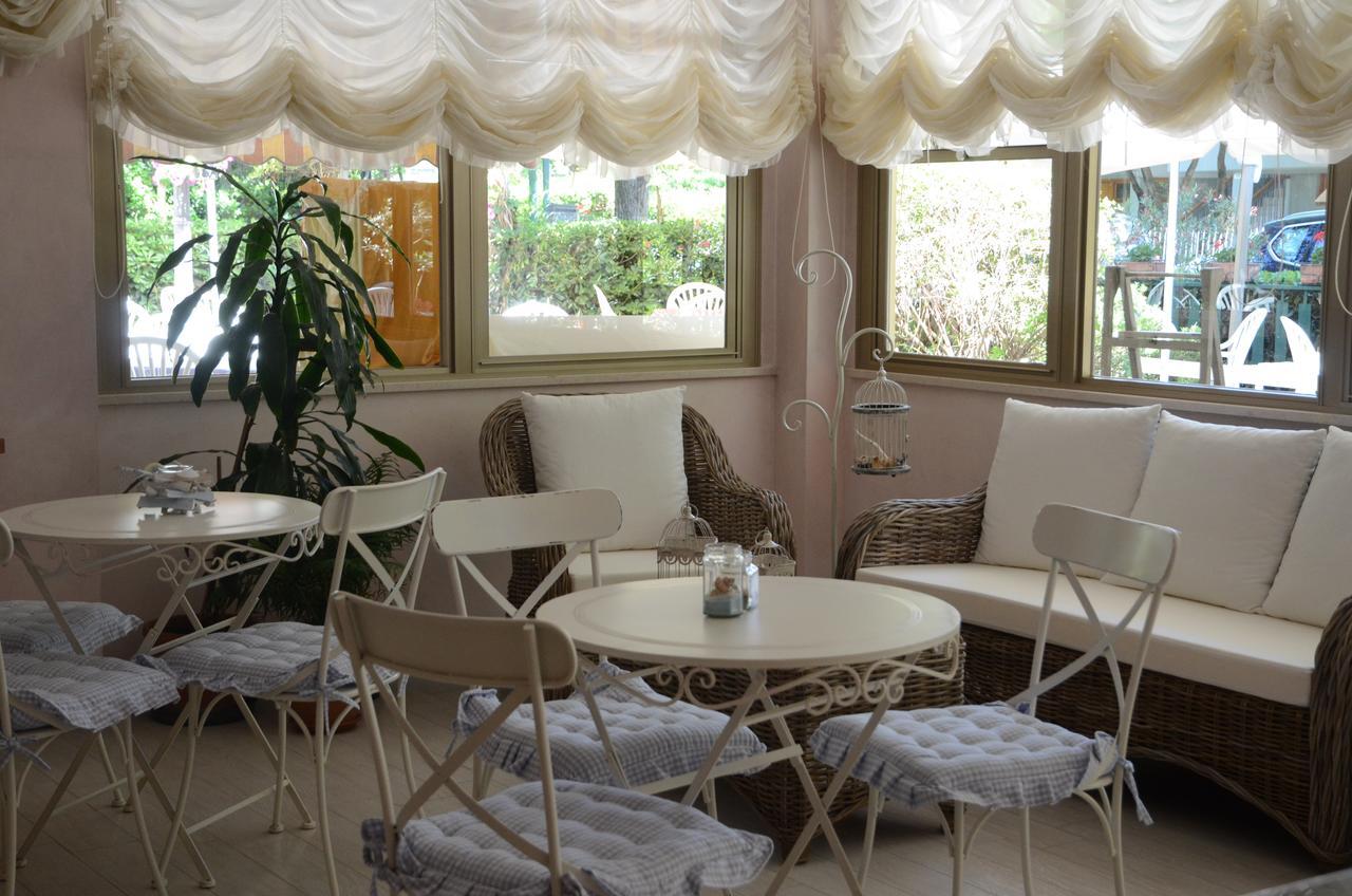 Hotel Monique Cervia Bagian luar foto