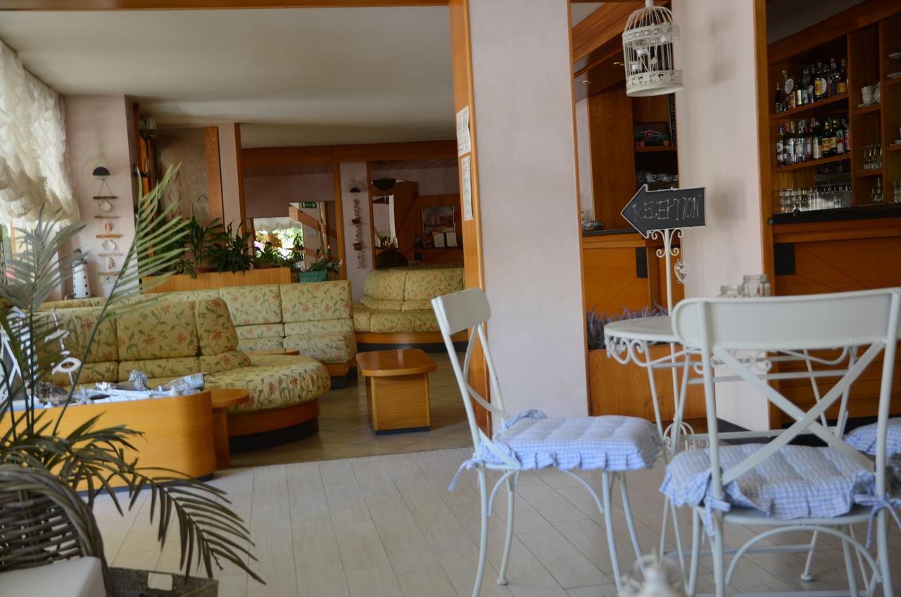 Hotel Monique Cervia Bagian luar foto
