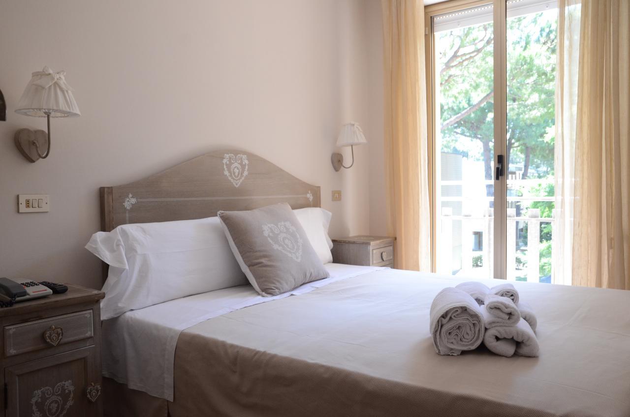 Hotel Monique Cervia Bagian luar foto